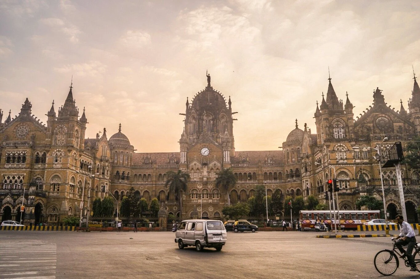 Mumbai City Group Tour with Chai and Snacks